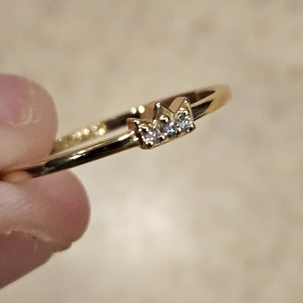 Rare Monica Rich Kosann Bridgerton Queen Tiara Stacking Poesy Diamond 18k Ring — image 2 of 7